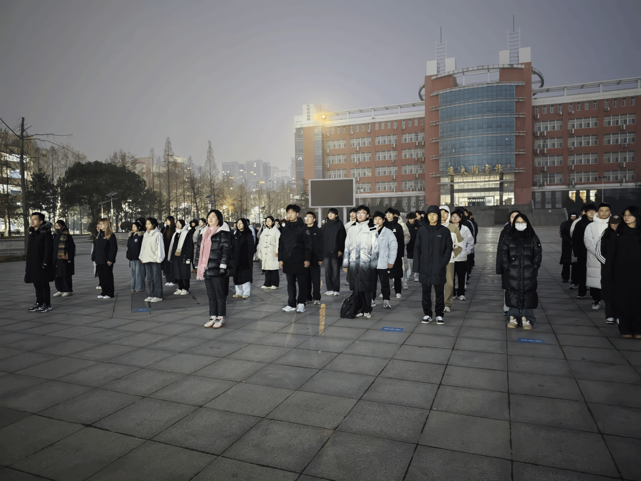 国旗飘扬启新程｜我院举行2026年首次升旗仪式